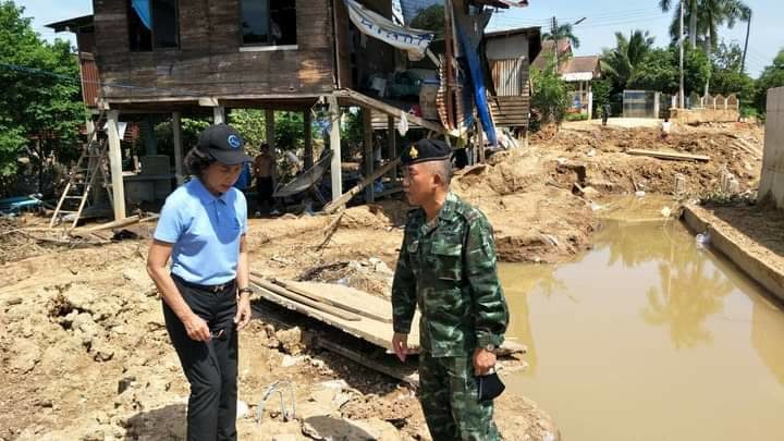 สส.พรรณสิริ - สมศักดิ์ เดินหน้าช่วยผู้ประสบอุทกภัยต่อเนื่อง-มอบเงินซ่อมบ้าน