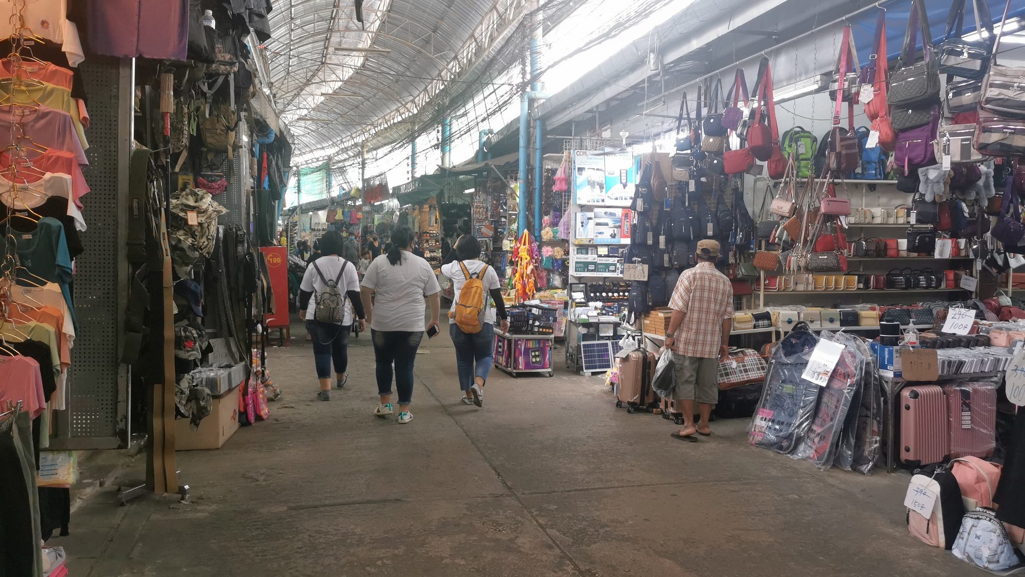 หยุดยาวนักท่องเที่ยวช้อปตลาดพรมแดนไทย-เมียนมา เข้มมาตรการป้องโควิด-19