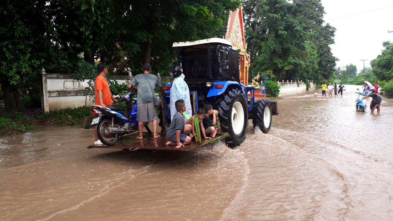โคราชฝนตกหนักหลายชั่วโมง เกิดน้ำป่าไหลหลากเข้าท่วมหมู่บ้านที่ อ.โชคชัย กว่า 50 หลังคาเรือน