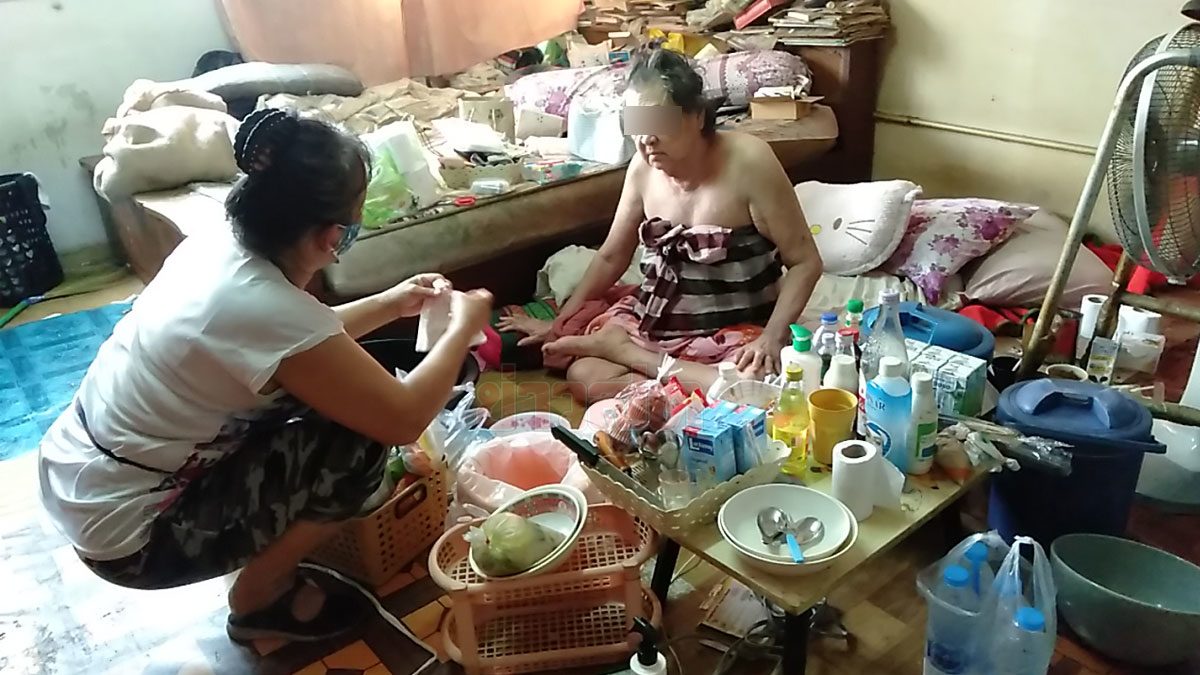 เห็นสภาพแทบรับไม่ได้! เวทนา ยายวัย 74 ป่วยติดเตียง ไม่ได้อาบน้ำเป็นปี ลูกก็นอน ร.พ.