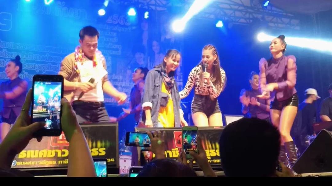 แฟนคลับลุงพลแน่น ควงป้าแต๋นขึ้นเวทีปะทะหญิงลี