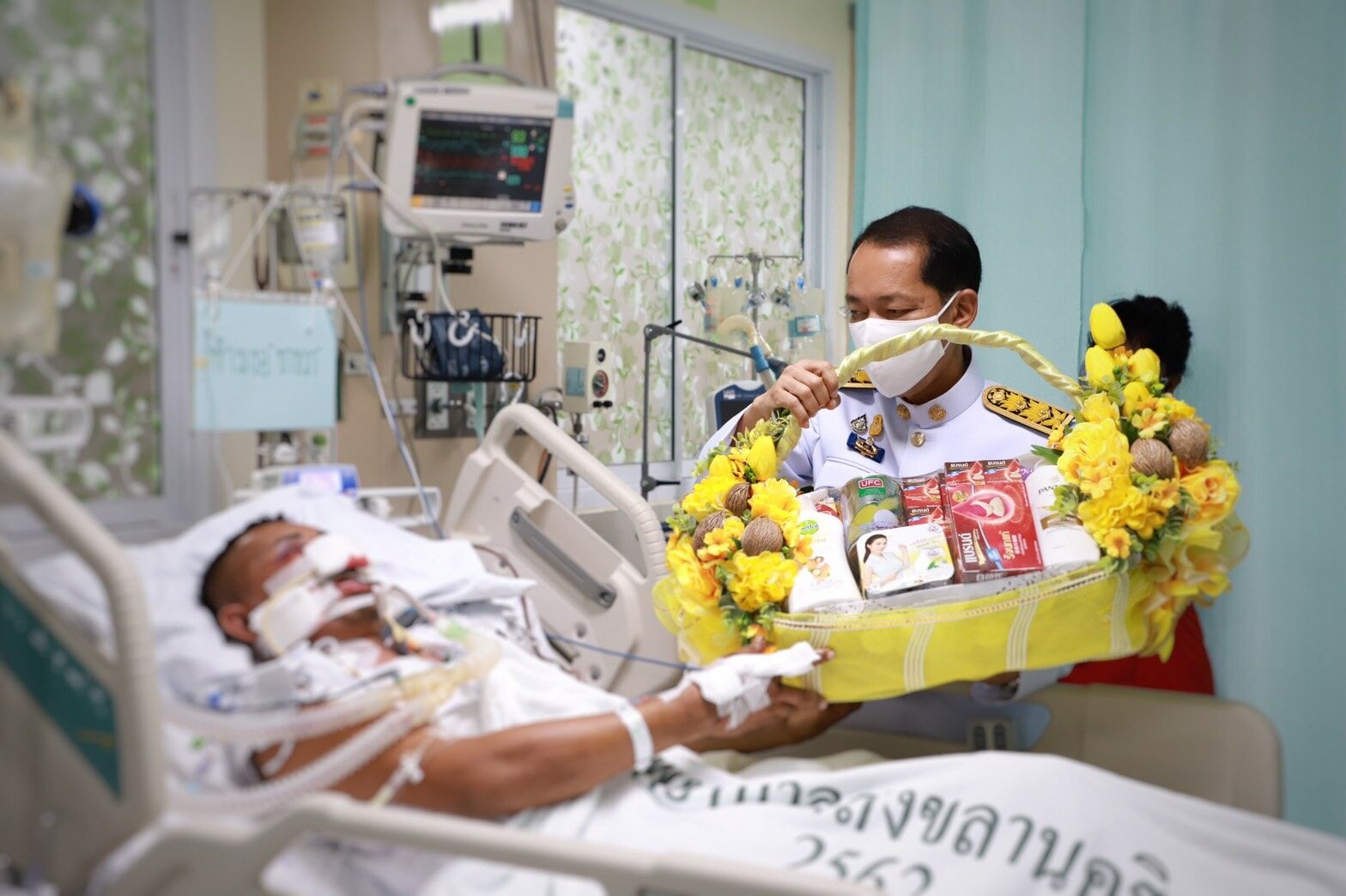 'ในหลวง-ราชินี' พระราชทานของเยี่ยมทหารเหยื่อระเบิดที่ปัตตานี
