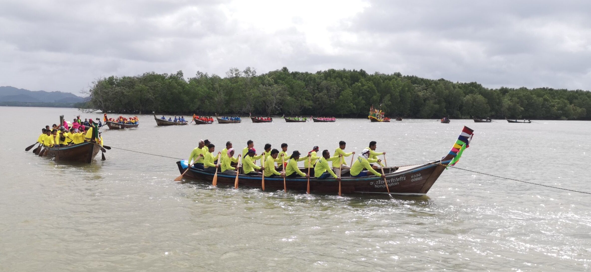 ขบวนเรือลากพระทางทะเลตรัง 13 ลำ หวั่นพายุฝนเคลื่อนไปได้แค่ปากอ่าวไม่ถึงแหลมจุโหย แต่ยังจัดกิจกรรมครบตามประเพณี