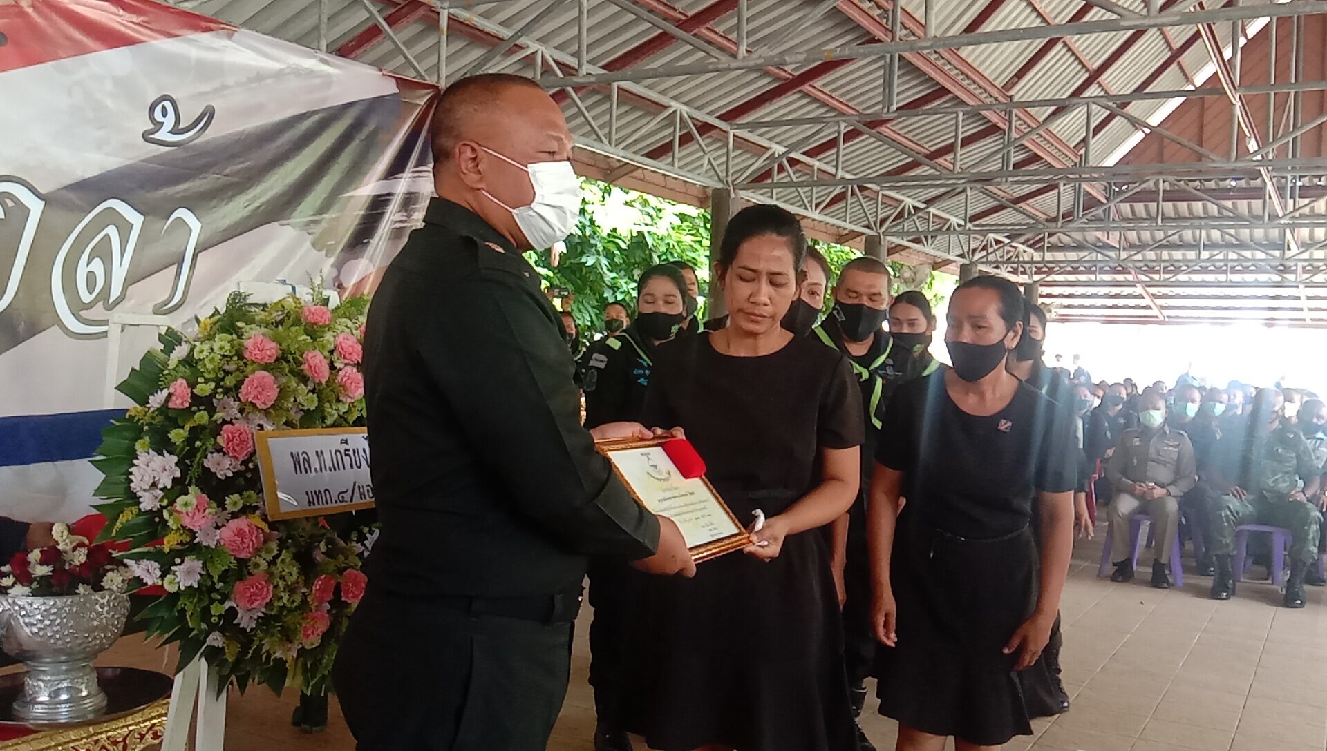 แม่ทัพภาค 4 รดน้ำศพทหารกล้า เหยื่อกับระเบิด เหตุซุ่มยิงชุด รปภ.ครู