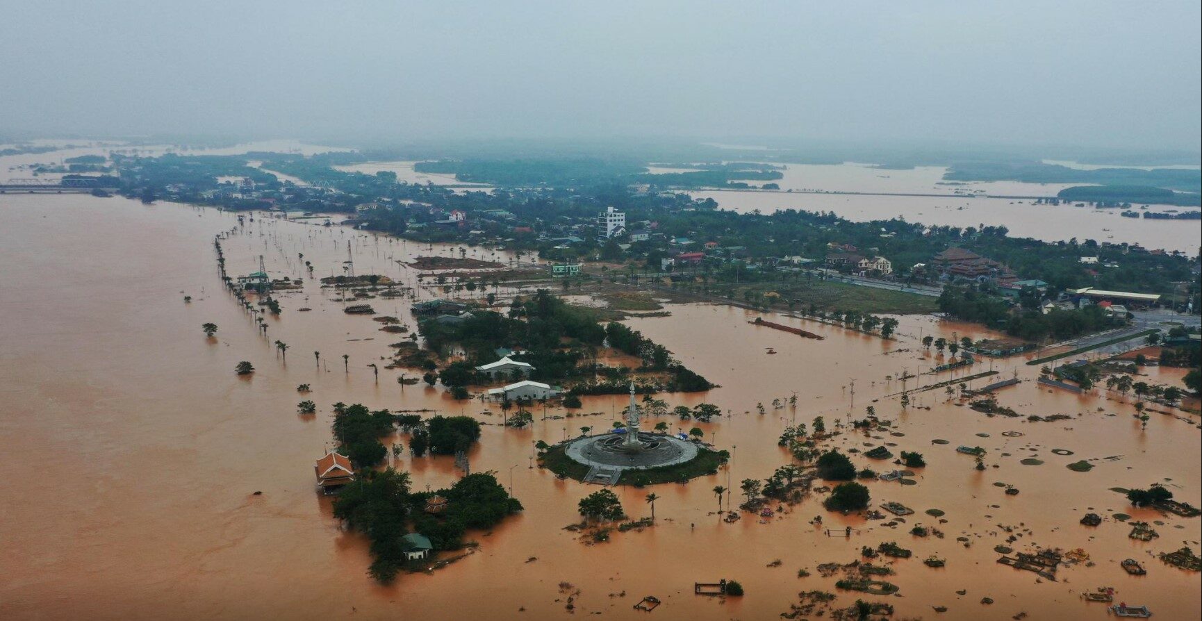 กว่า 40 ชีวิตสังเวยน้ำท่วมเวียดนาม-กัมพูชา พายุลูกใหม่จ่อถล่มซ้ำ