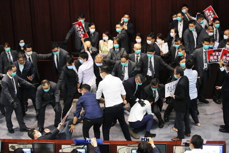 ฮ่องกงจับไม่หยุด สมาชิกสภาฝ่ายประชาธิปไตย โดนคดีบู๊ในห้องประชุม