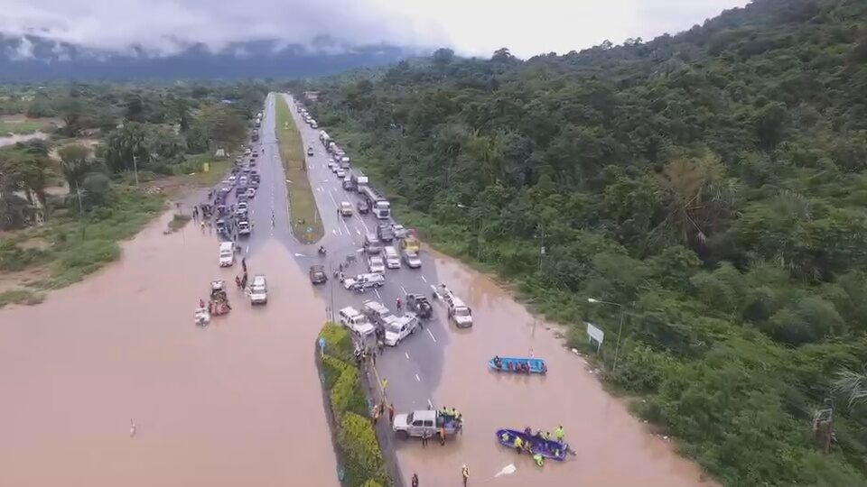 น้ำป่าทะลักชาวบ้านโคราช ปราจีน เดือดร้อนหนัก ถนน สะพานขาด เขื่อนลำพระเพลิง ล้นเป็นรอบ 2 เร่งระดมช่วยเหลือ