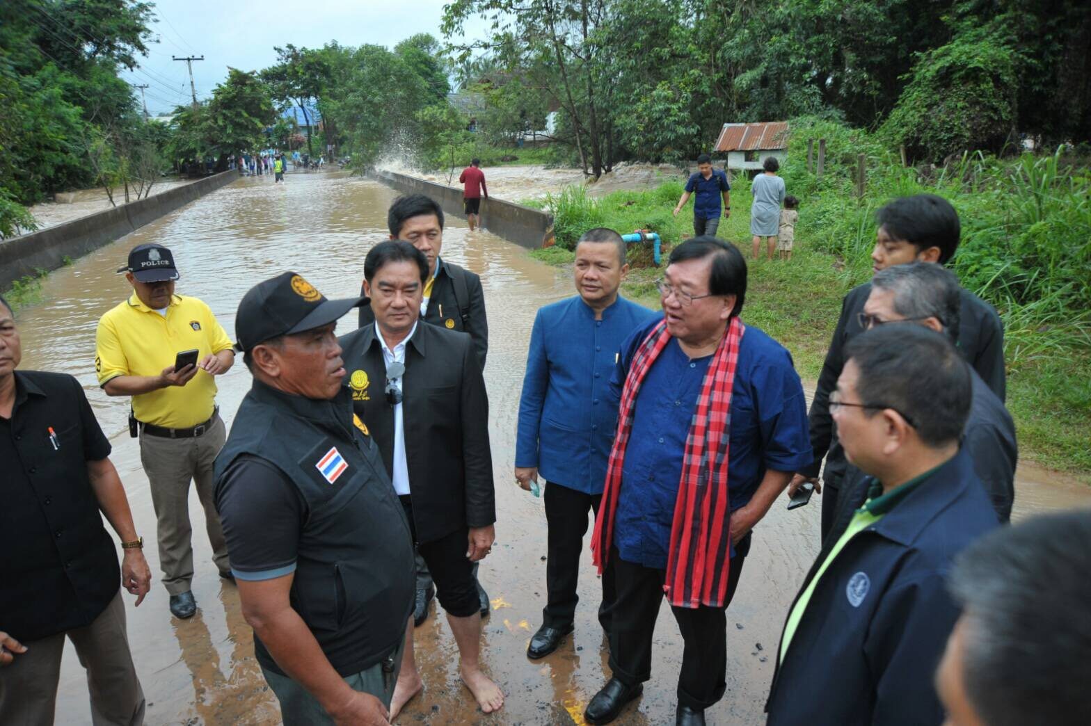 รมช.เกษตรฯ นำทีมหน่วยงานในสังกัด เร่งช่วยเหลือฟื้นฟูเกษตรกรผู้ประสบภัยหลังน้ำลด พร้อมแจง 7 โครงการสร้างรายได้ ลดรายจ่าย