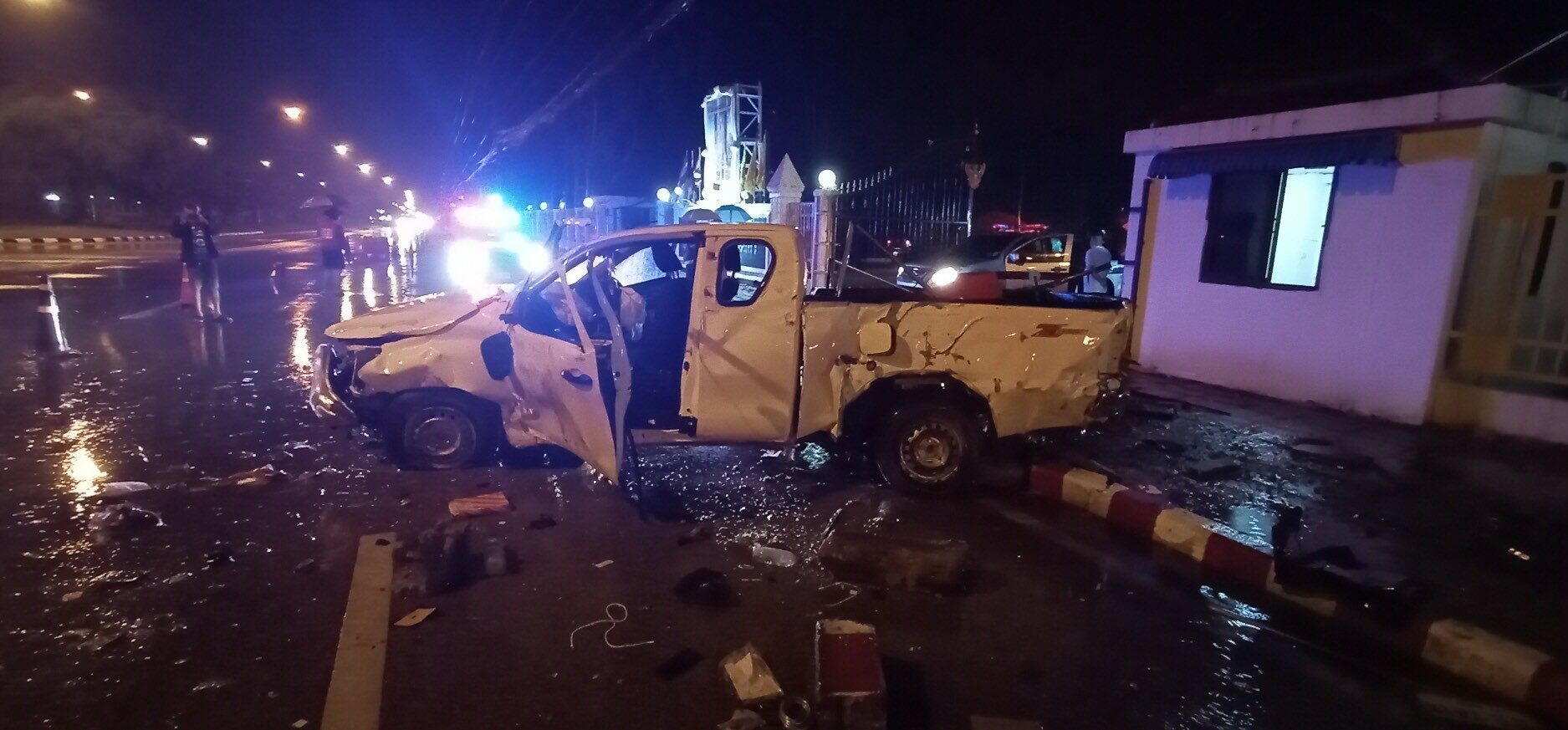 กระบะลื่นเสียหลักชนป้ายศูนย์ราชการสระแก้วพังยับทะลุป้อมยามรปภ.