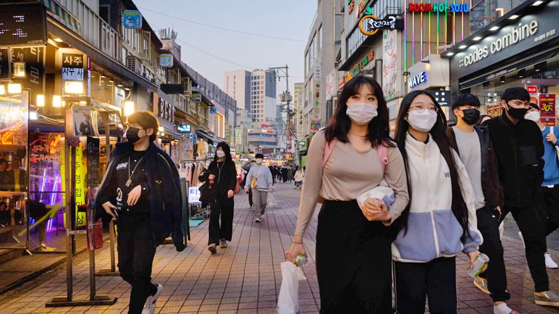 โควิด : เกาหลีใต้ “หวนคุมเข้ม” ป่วยรายวันทะลุ 200 คนติดต่อกัน 4 วัน