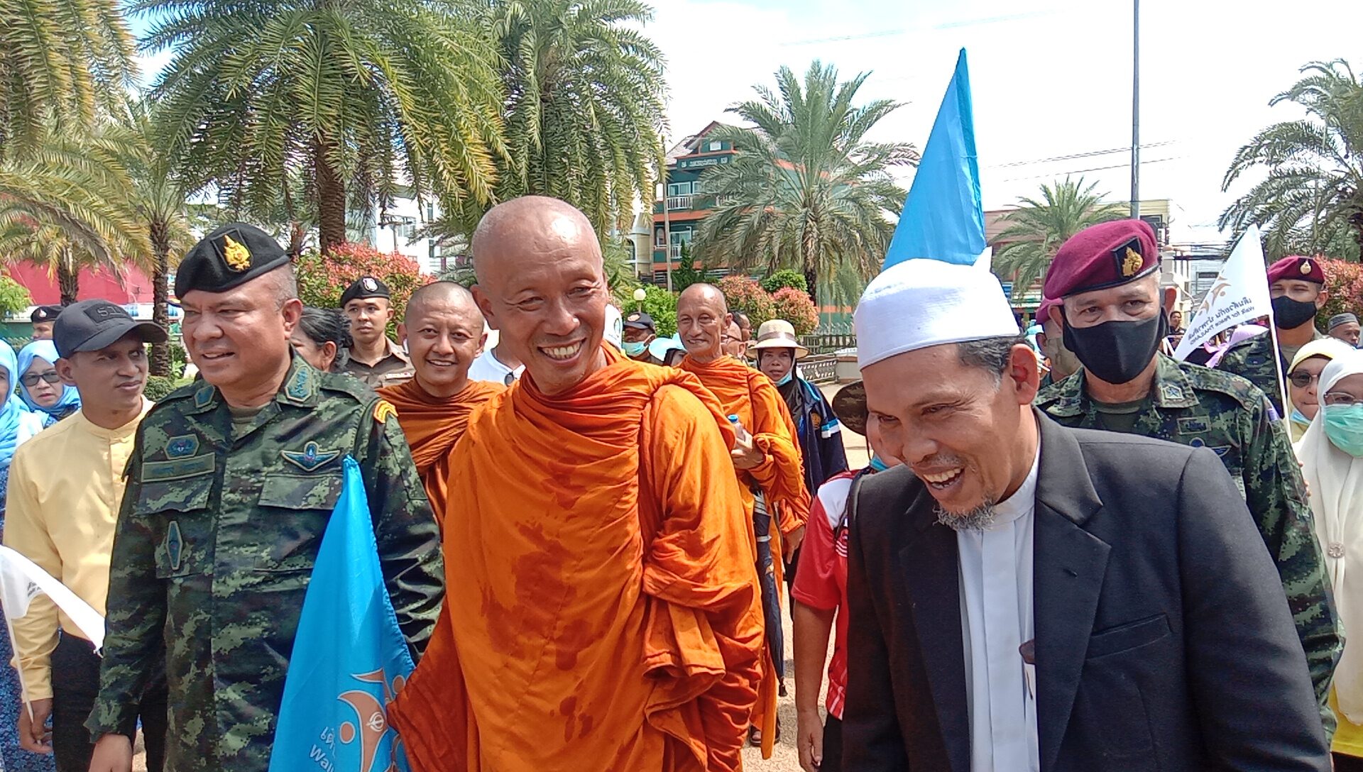 คณะพระธุดงค์เพื่อสันติภาพโลก เดินเท้าถึงปัตตานี รวม 5 ศาสนาสานพลังแห่งสันติภาพ