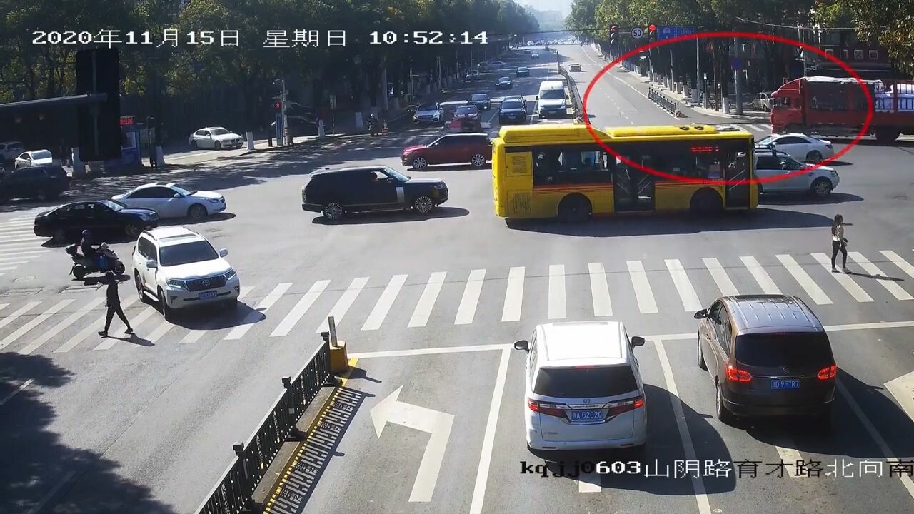 ชาวเน็ตประทับใจ! พลเมืองดีแห่ช่วยชายแก่ ติดใต้ท้องรถบรรทุกในจีน