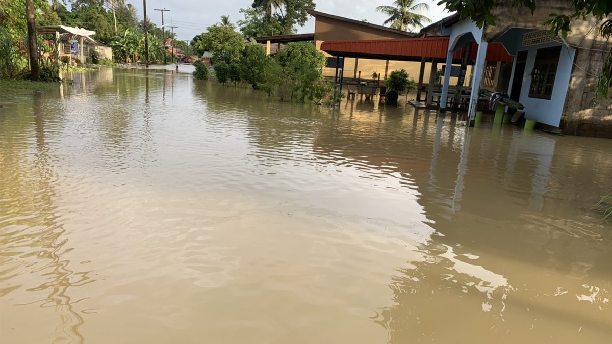 ผู้ว่าฯ ตรัง สั่งปิดน้ำตก 6 แห่ง หลังฝนตกหนักน้ำท่วม 311 ครัวเรือน ชาวบ้านเร่งย้ายสิ่งของ