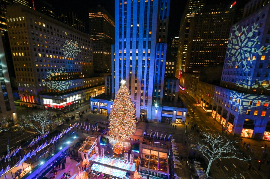 นิวยอร์กเปิดไฟ 'ต้นคริสต์มาสยักษ์' ฉลองเทศกาลแห่งความสุข