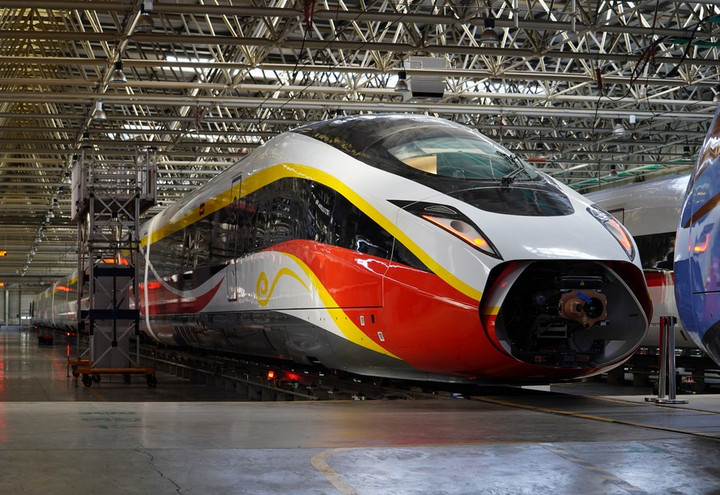 จีนเผยโฉม 'รถไฟเร็วสูง' รุ่นใหม่ วิ่งฉิวบนระบบรางหลากหลาย