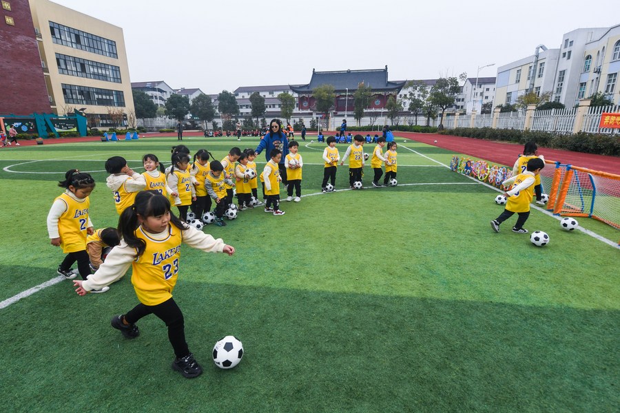 อนุบาลจีนจัดกิจกรรม 'นักเตะน้อย' ปลูกฝังรักกีฬาฟุตบอล