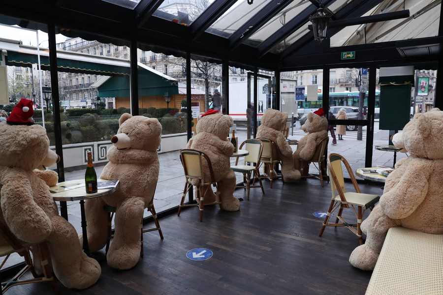 ทัพ 'ตุ๊กตาหมี' ครองคาเฟ่ปารีส ยามโรคระบาดยังรุมเร้า