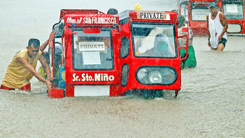 พายุฝนกระหน่ำซ้ำ! ฟิลิปปินส์ “สังเวย” ดินถล่ม น้ำท่วม-บ้านพังยับเหลือแต่ซาก