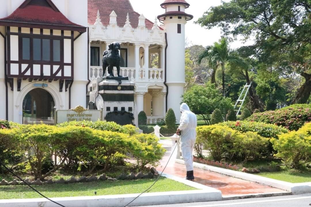 ทน.นครปฐม พ่นน้ำยาฆ่าเชื้อ 'พระราชวังสนามจันทร์' ป้องโควิด-19