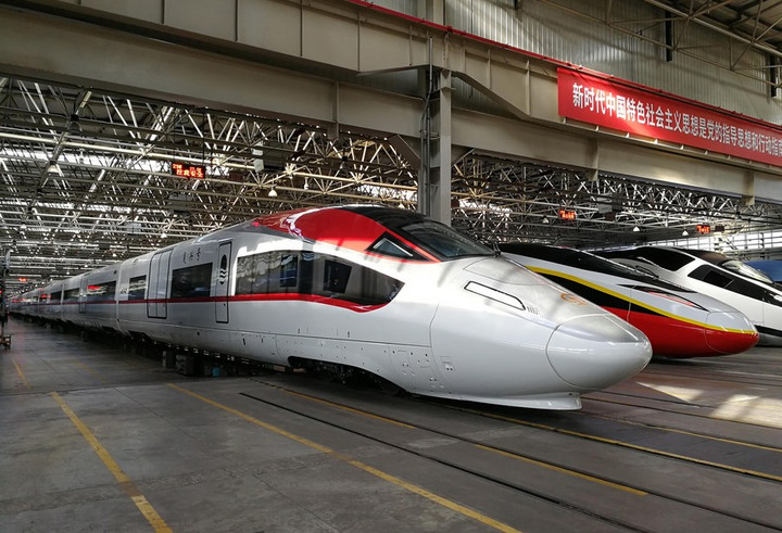 จีนอวดโฉม 'รถไฟสินค้าความเร็วสูง' รุ่นแรกของโลก วิ่ง 350 กม./ชม.