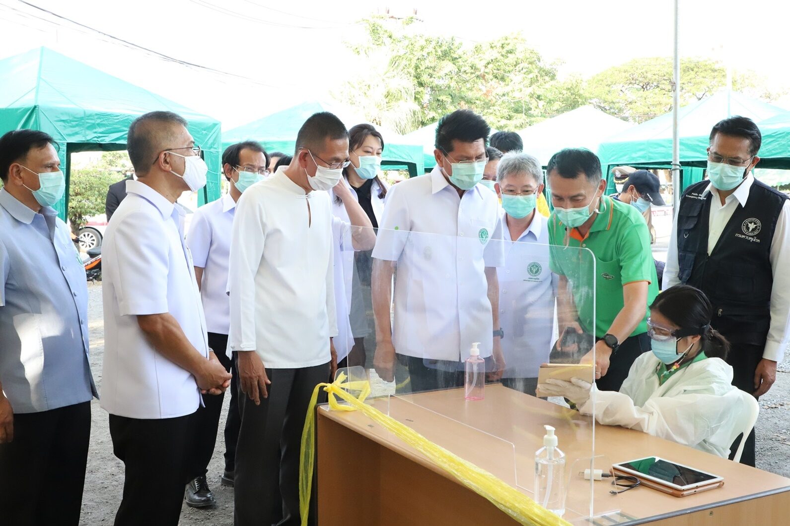 รมช.สาธารณสุข ส่งทีมแพทย์ตรวจคัดกรองแรงงานพม่า ตลาดไท ปทุมธานี