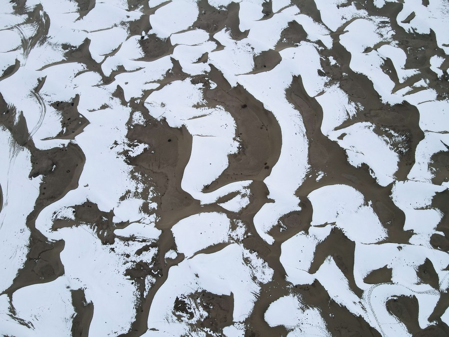 'หิมะห่มทะเลทราย' ทัศนียภาพสุดแปลกตาในซินเจียง