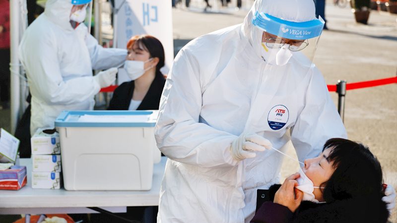 เกาหลีใต้ “สังเวยโควิด” ทุบสถิติรายวัน รัฐบาลอนุมัติเงินเยียวยา 2.5 แสนล้าน!
