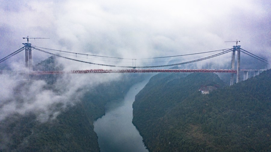 เชื่อมสำเร็จ สะพานยักษ์กลางไอหมอกในกุ้ยโจว ยาว 2,000 เมตร