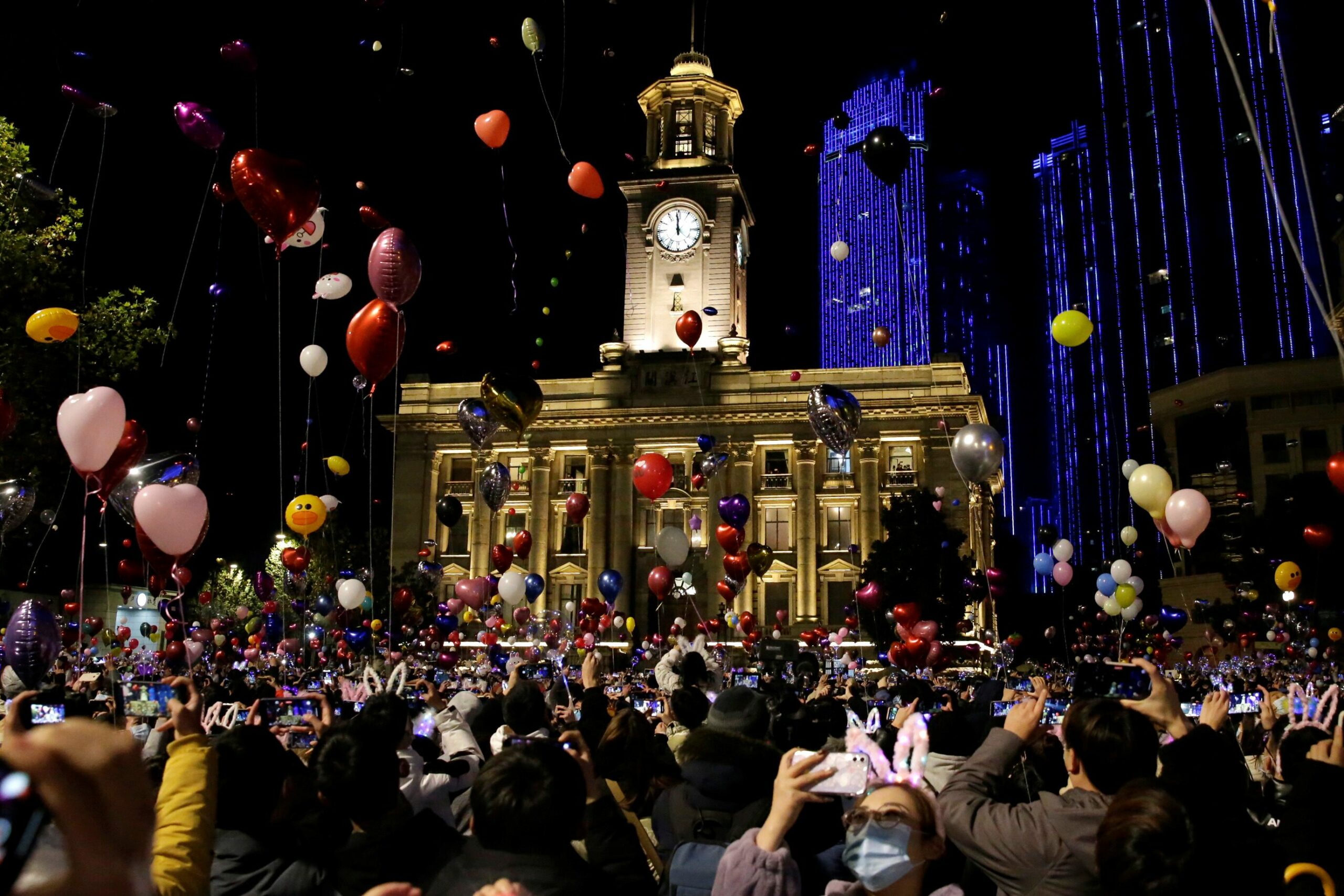 ชาวอู่ฮั่นร่วมฉลองปีใหม่เต็มเมือง (ภาพชุด)