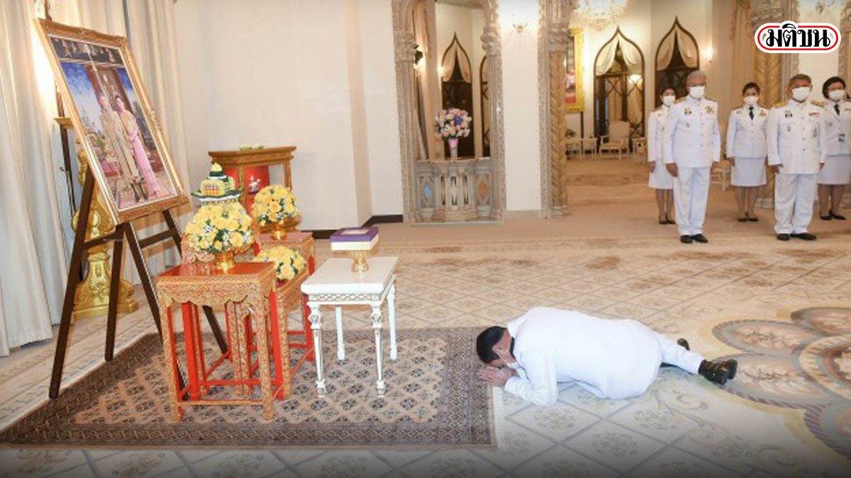 ในหลวง-ราชินี พระราชทานของขวัญให้นายกฯ