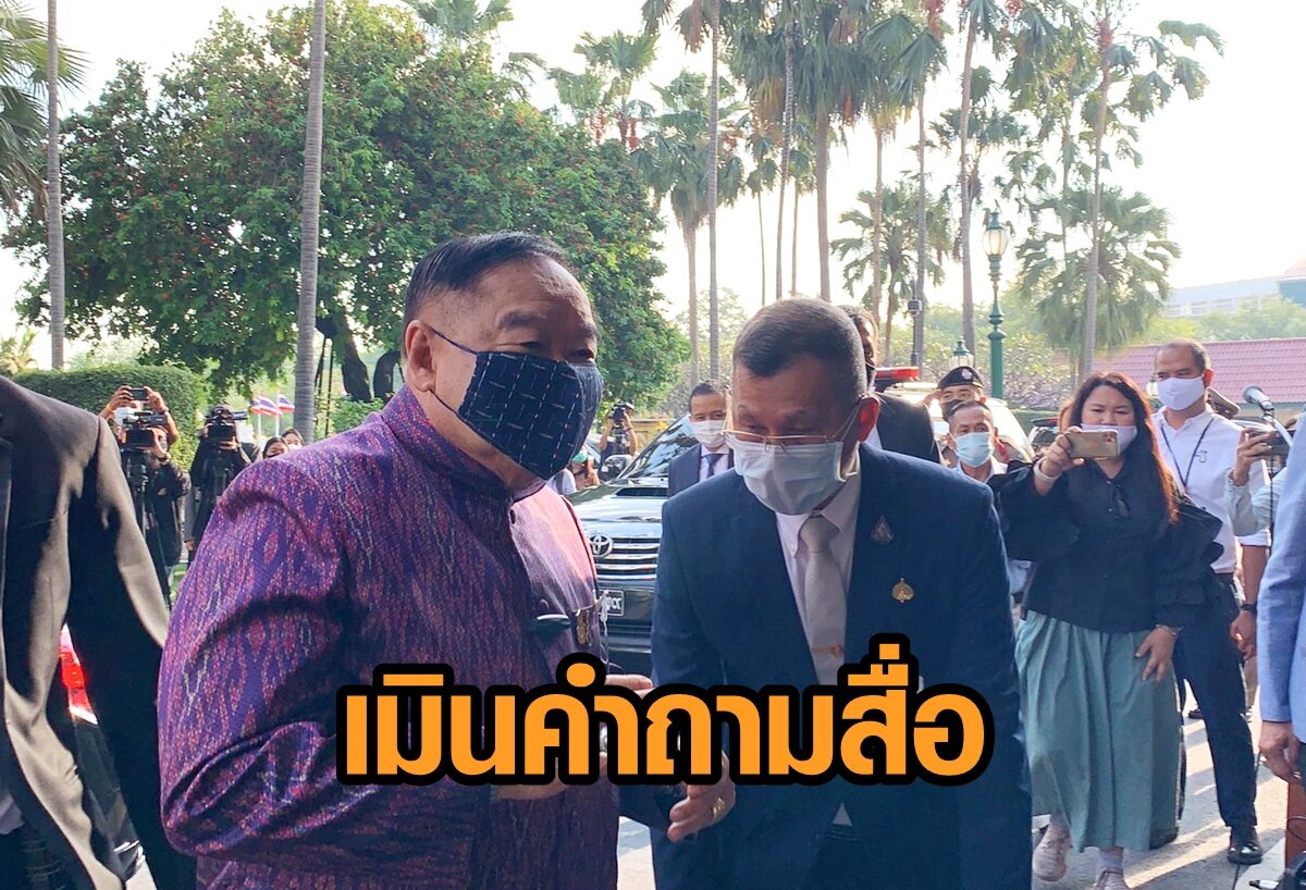 'ประวิตร' เดินขึ้นตึกเงียบๆ เมินสื่อถามปมเสียงวิพากษ์โควิดระลอกใหม่ เหตุ รบ.หละหลวม