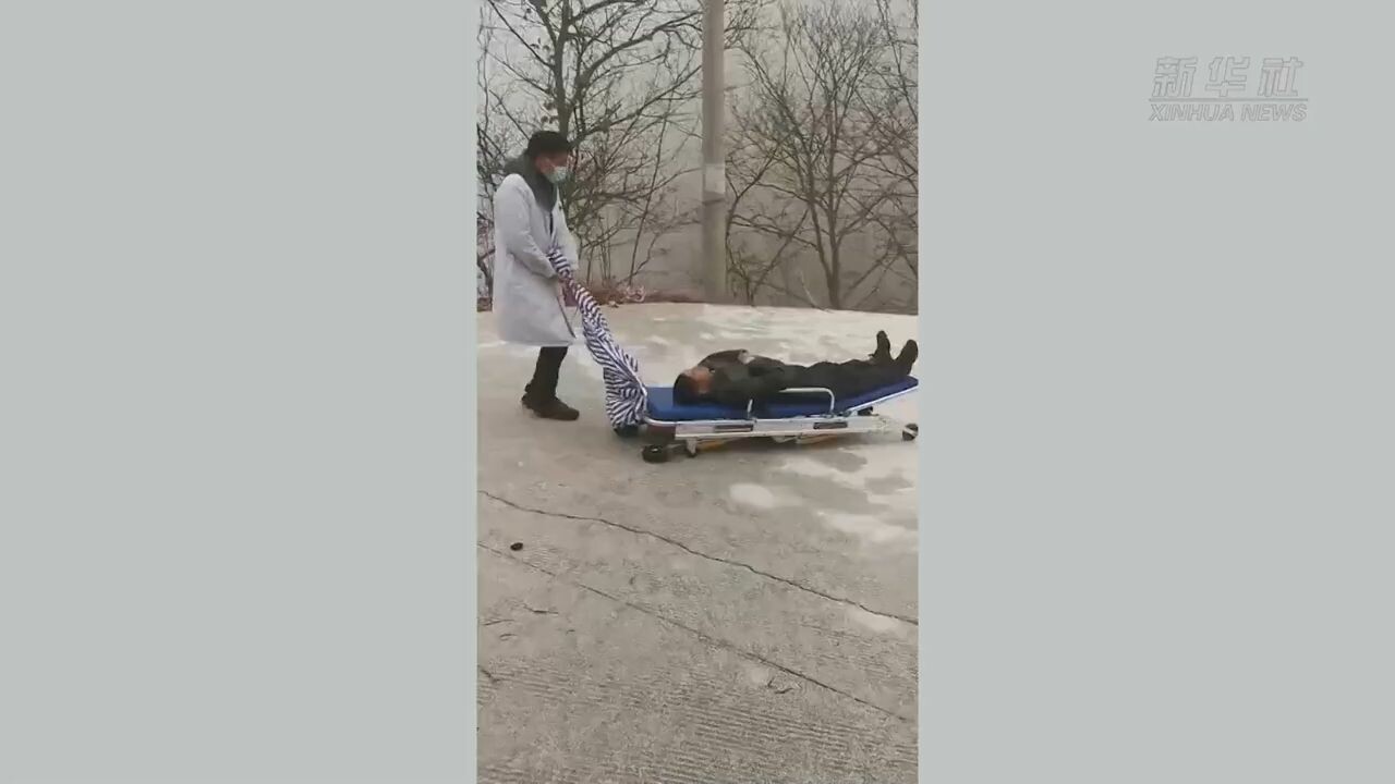 จนท.แพทย์จีนเดินฝ่าหิมะเข็นผู้ป่วยลงเขา หวิดรถลื่นดับยกคัน