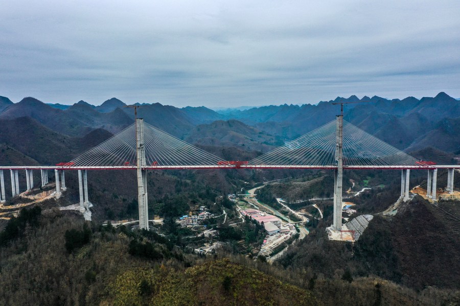 ส่องงานสร้าง 'สะพานอวิ๋นอู้' กลางคลื่นเขากุ้ยโจว