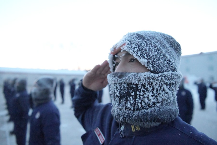 หนาวก็ไม่หวั่น! 'นักผจญเพลิงจีน' ยืนหยัดฝึกร่างกลางอากาศ -40°C