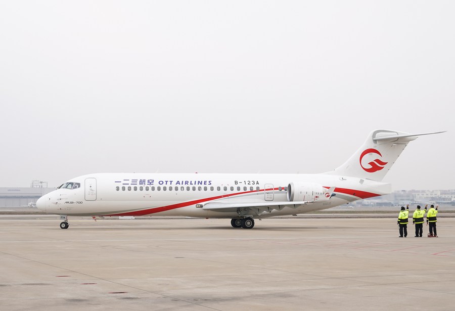 จีนส่งมอบ 'เครื่องบินสินค้า ARJ21' รุ่นดัดแปลง 2 ลำแรก