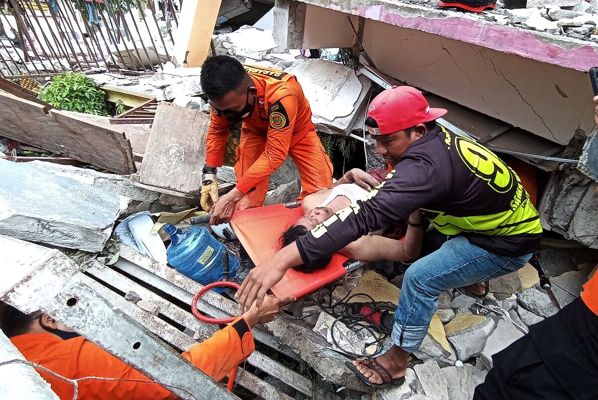 กู้ภัยอิเหนาเร่งช่วยเหยื่อดินไหวติดใต้ซาก ดับพุ่งกว่า 34 ศพ