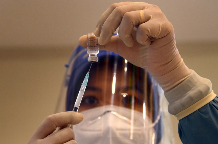 แรงงานดูแลสุขภาพในอินโดฯ ทยอยรับ 'วัคซีนโควิด-19' ฝีมือจีน
