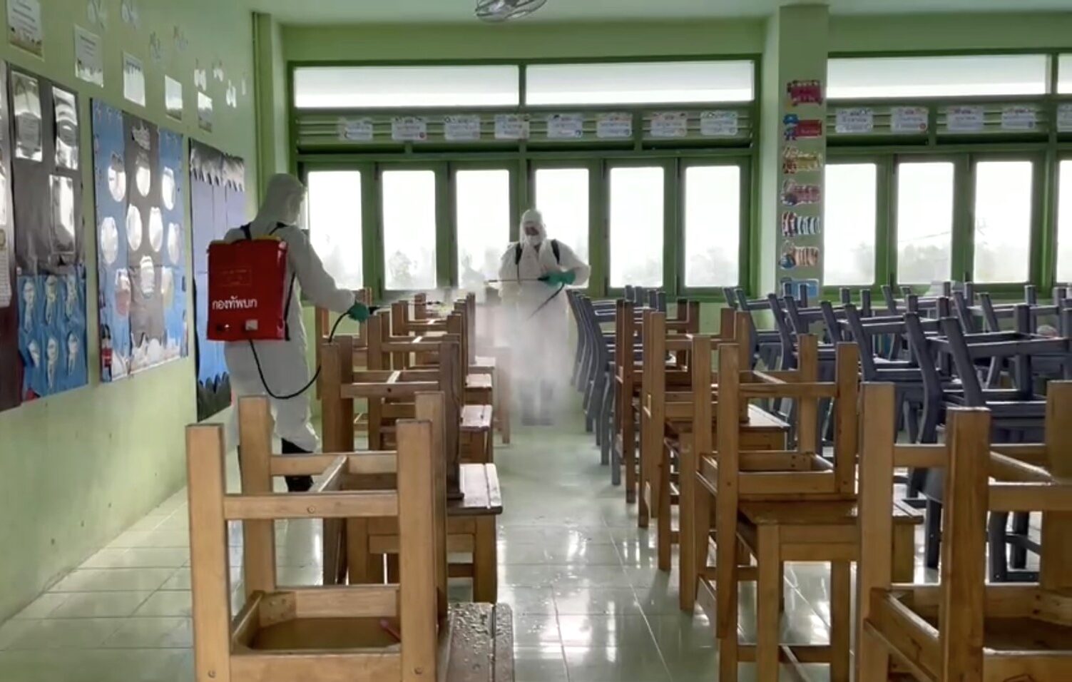 ทบ.เดินหน้าฉีดพ่นฆ่าเชื้อใน ร.ร. หลังเปิดเรียนแล้ว พร้อมช่วยเตรียม รพ.สนาม