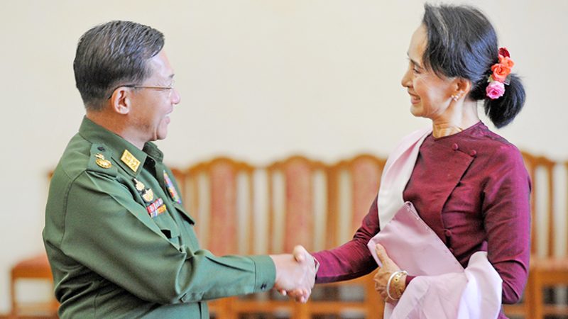 ทัพพม่าประกาศ “สถานการณ์ฉุกเฉิน” 1 ปี หลังรวบซู จี พร้อมแกนนำรัฐบาลพลเรือน