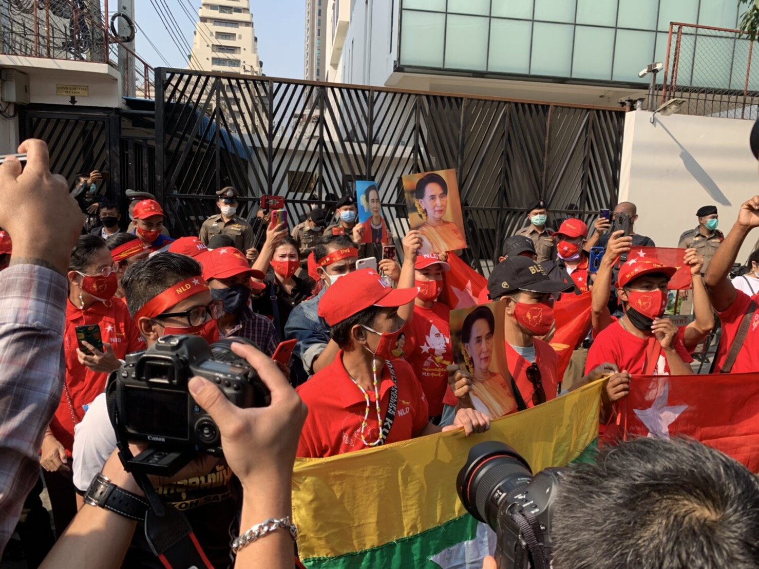 ชาวเมียนมาถือภาพ 'ซูจี' หน้าสถานทูต ลั่นไม่เอารัฐบาลทหาร จ่อไปต่อ 'ยูเอ็น'