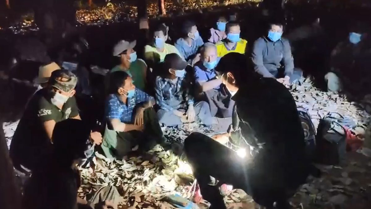 โผล่อีก! ชาวเมียนมา 27 คน อยู่กลางสวนยางเมืองกาญจน์ นายหน้าพาลอบเข้าไทย