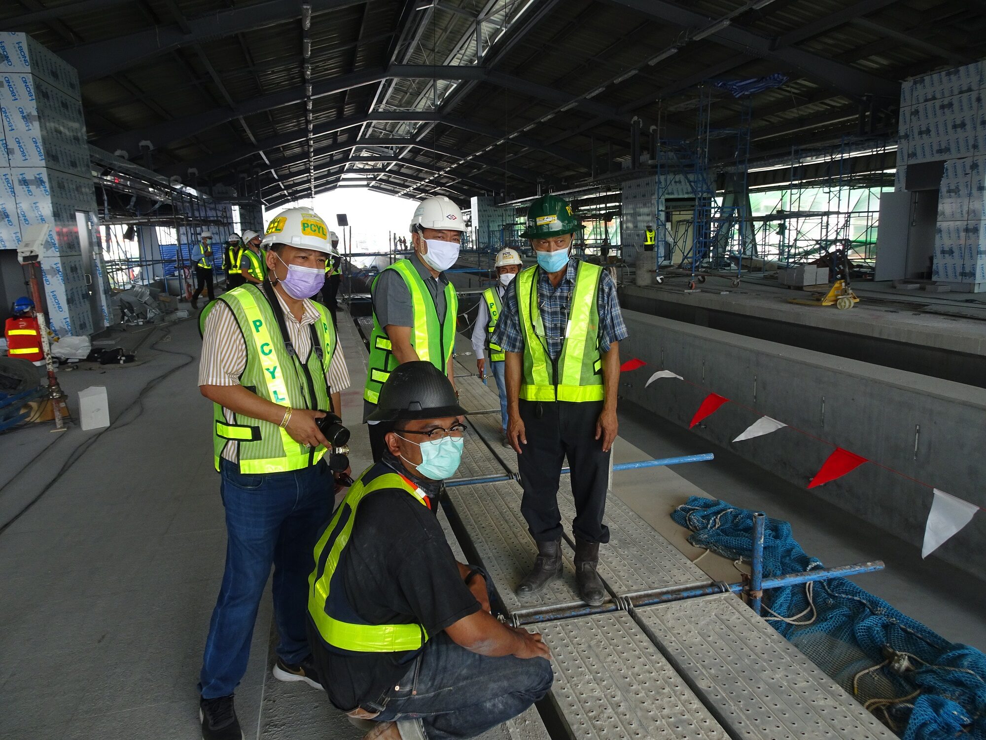 รฟม.ลงพื้นที่ตรวจความปลอดภัยงานก่อสร้างรถไฟฟ้าสายสีเหลือง ย้ำมาตรฐาน สกัดอุปกรณ์ร่วงลงถนน
