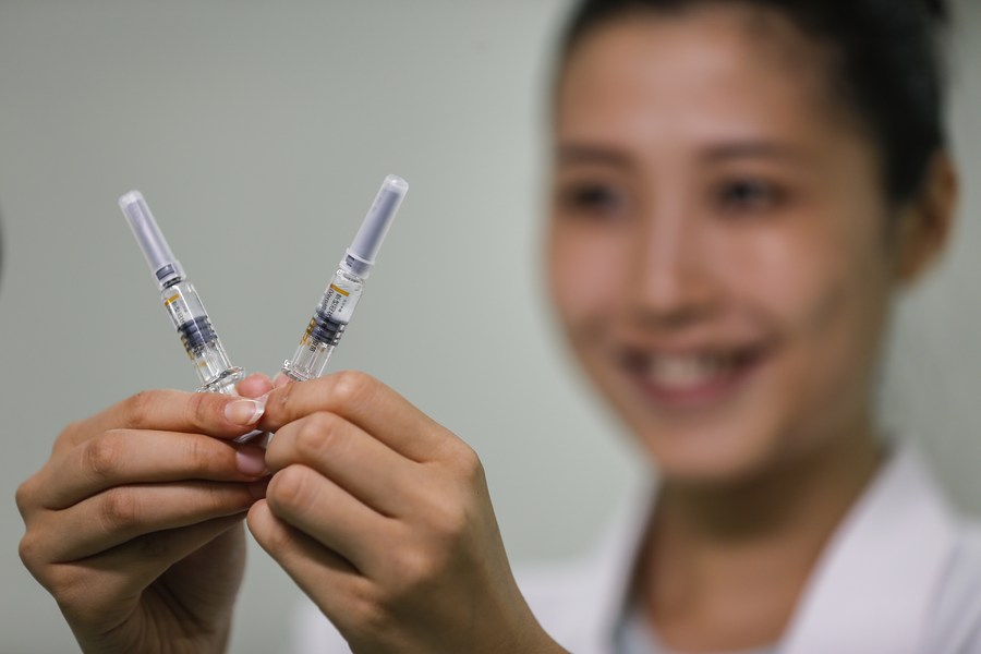 จีนไฟเขียว 'วัคซีนต้านโควิด-19' ของซิโนแวค วางจำหน่ายในตลาด