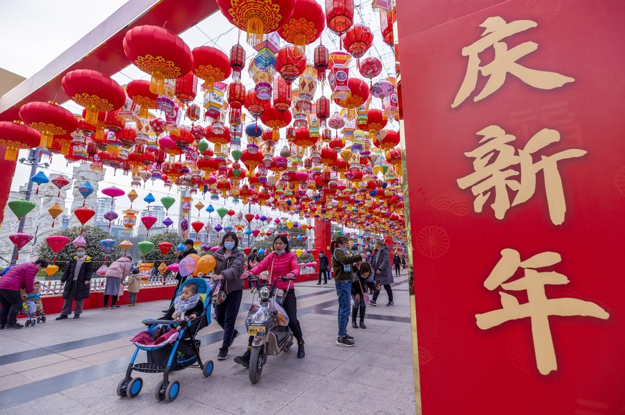 ซานซีประดับ 'โคมไฟหลากสี' สุดตื่นตา รับเทศกาลตรุษจีน