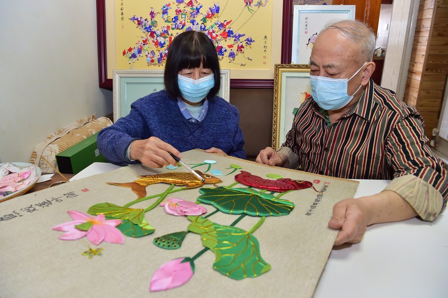สองศิลปินพื้นบ้านซินหัวเนรมิต 'ผ้า' เป็น 'ภาพ' มรดกที่จับต้องไม่ได้ของจีน