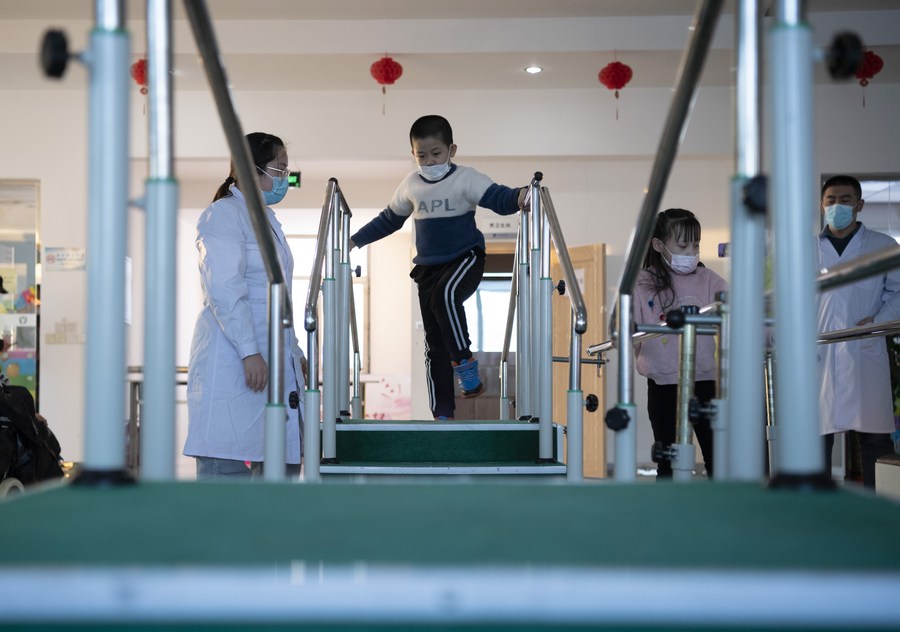 ครูสาวผู้ดูแล 'เด็กสมองพิการ' คอยหนุนหลังเด็กๆ ในช่วงตรุษจีน