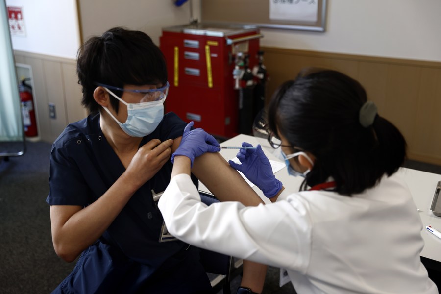 ญี่ปุ่นพบผู้รับ 'วัคซีนโควิด-19' ของไฟเซอร์-ไบออนเทค มีผลข้างเคียงของ 'โรคลมพิษ'