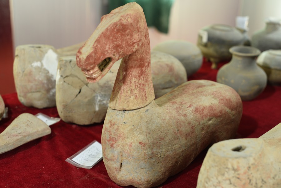 ลั่วหยางพบ 'ตุ๊กตาดินเผาสตรี-ม้า' ยุคราชวงศ์ฮั่นในหมู่หลุมศพโบราณ