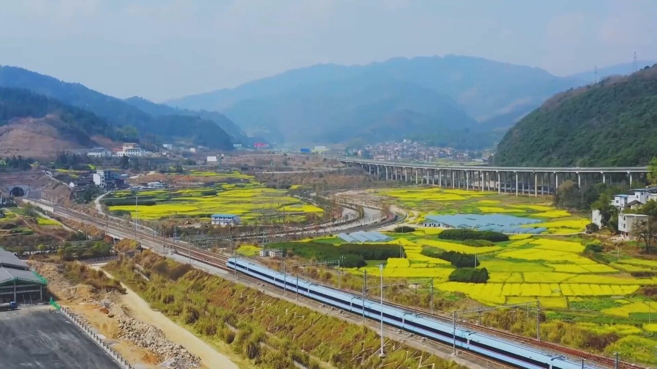ม้าเหล็กเร็วสูงทะยานผ่านทิวทัศน์วสันตฤดูในกว่างซี