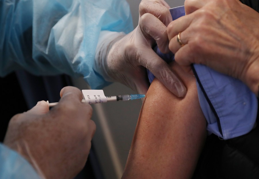 ฝรั่งเศสไม่ระงับวัคซีนโควิด-19 'แอสตราเซเนกา' แม้พบกรณี 'เลือดแข็งตัว'